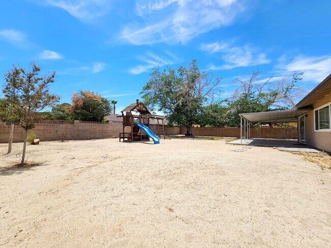 Building Photo - Beautiful interior and Convenient feature!...