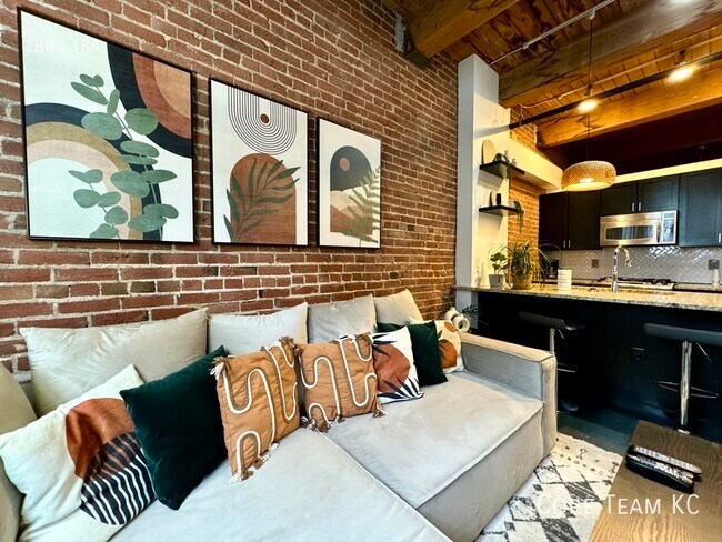 Building Photo - 408 W 8th St