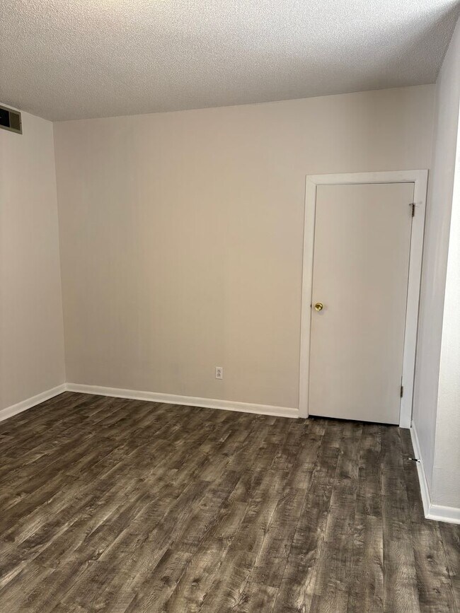 Building Photo - Spacious 2 Bedroom 1 Bath Home Across from UNC