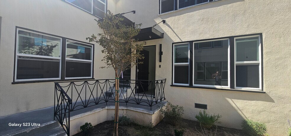 Building Photo - 537 S Catalina St