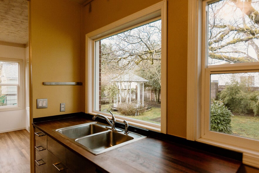 Large private backyard - 3200 SE 78TH AVE