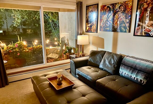 Building Photo - 2011 Viking Dr NW