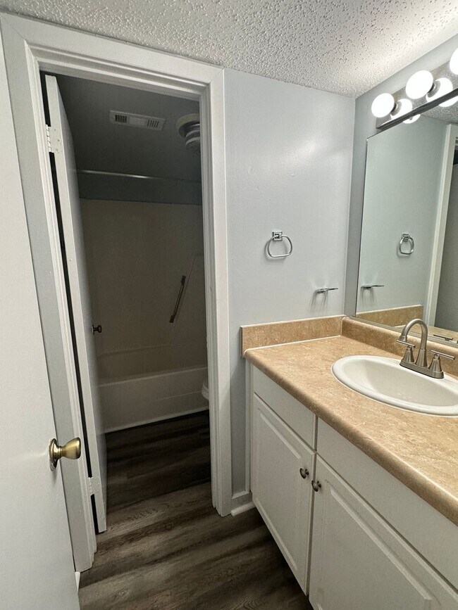 Building Photo - 2 bedroom condo in Williamsburg! Available September 2026
