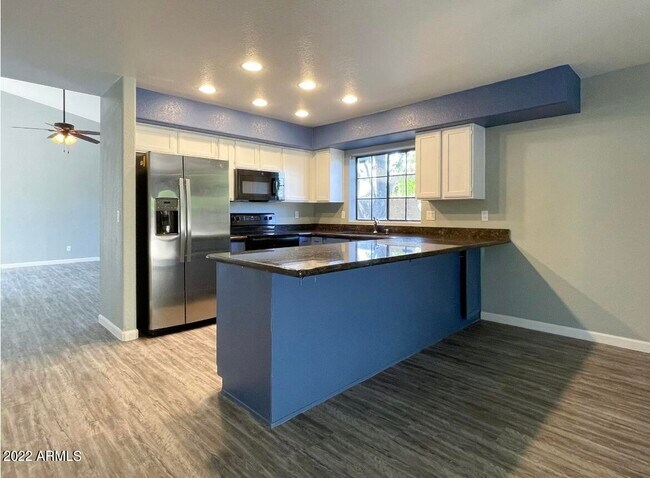 Building Photo - 1124 E Rose Ln