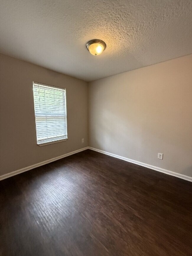 Building Photo - Beautiful 3 Bedroom 2 Bath House with New Kitchen