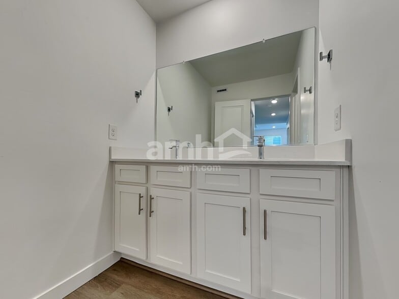 Building Photo - 6216 W Calle Lingo