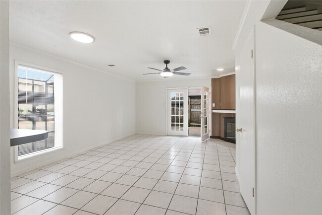 Building Photo - 11000 Kinghurst Dr