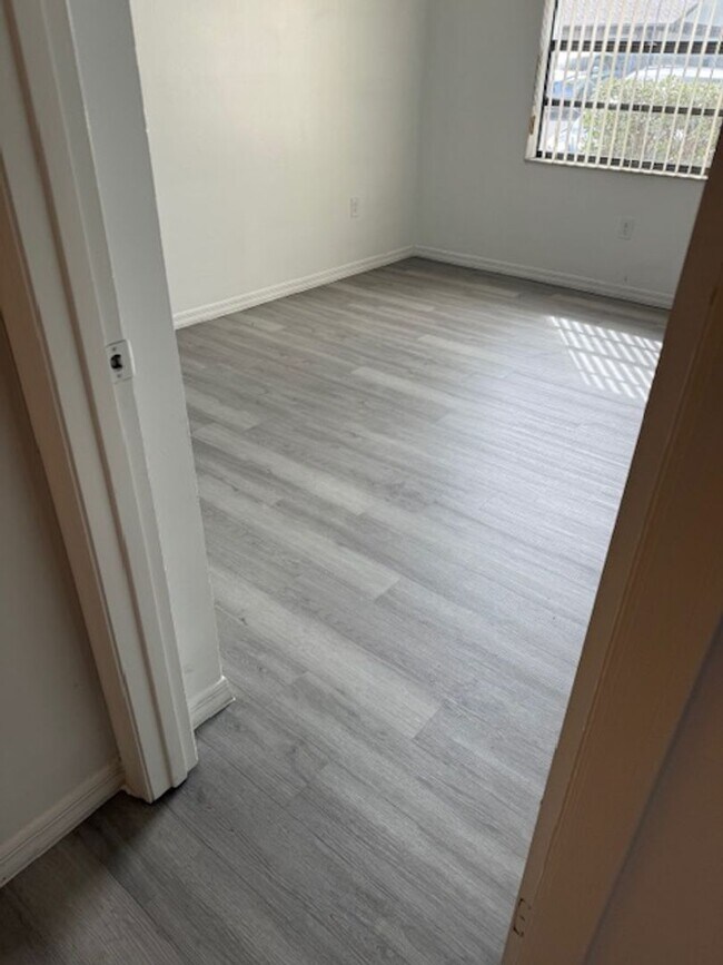 Building Photo - Large One bedroom Condo