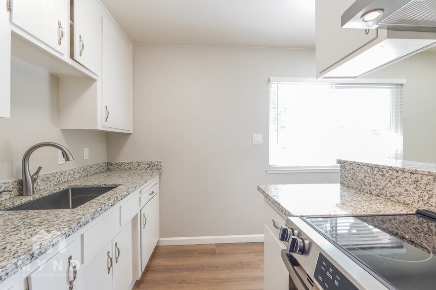 Building Photo - 905 Carro Dr