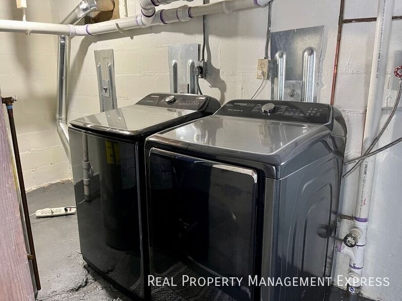 Building Photo - Cozy 2 Bedroom 1 Bathroom Home