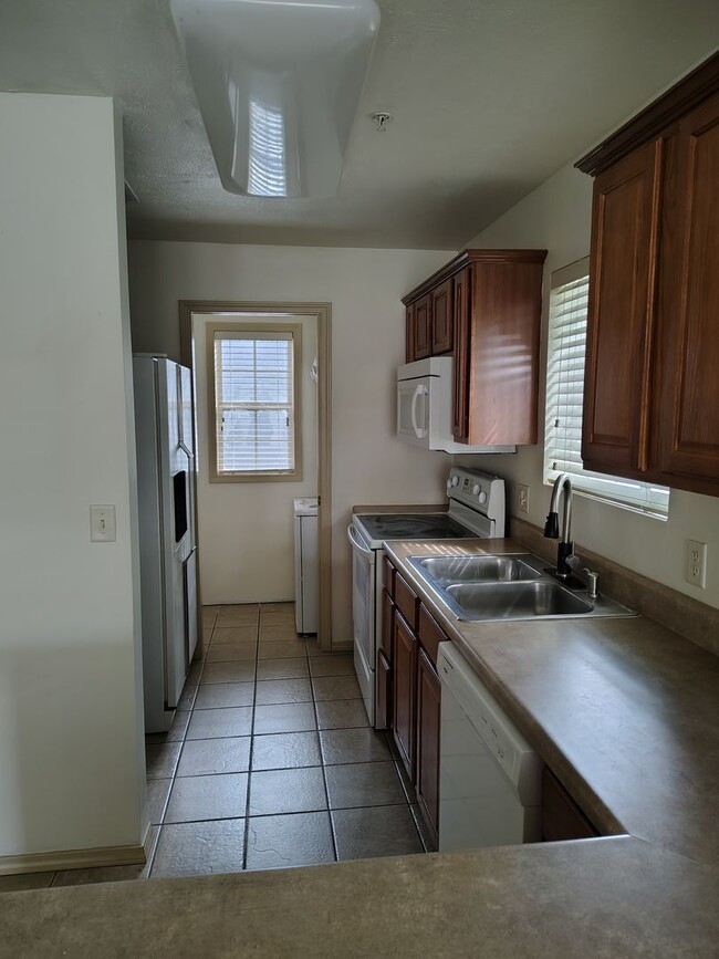 Building Photo - Condo for rent