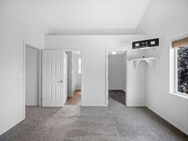 Building Photo - 4bedroom/3bath w/Garage/washer/dryer/fence...