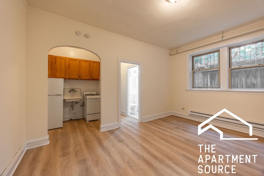 Building Photo - 2532 N Sawyer Ave