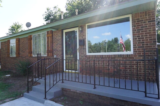Building Photo - 4 BED 2 BATH 1 CAR GARAGE PLUS CARPORT IN STEVE PENNINGTON ADDITION