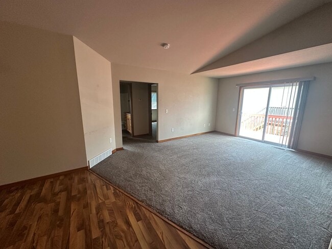 Building Photo - 4 Bedroom Townhome