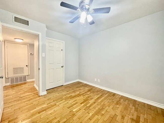 Building Photo - 4 Bedrooms in Oak Heights