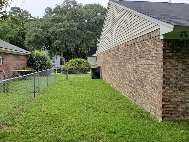 Building Photo - 3 bedroom, 2 bath off of White Bluff!