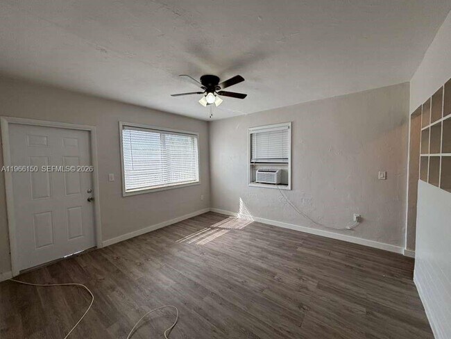 Building Photo - 301 Sharar Ave