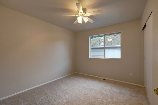 Building Photo - Beautiful 3bd, 2.5ba Home in Klahanie Available!