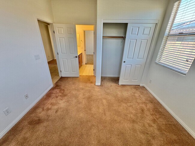 Building Photo - BEAUTIFUL 4 BEDROOM HOME IN GUARD GATED CO...