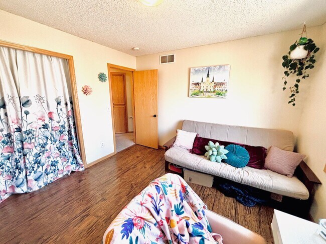 Building Photo - Updated 3bed 3bath End Unit Townhome w’Great Views