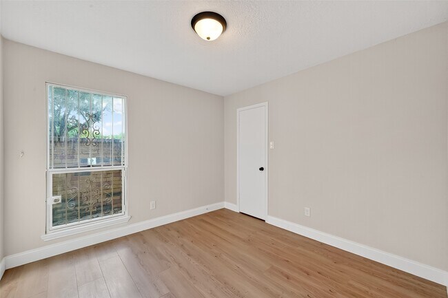 Building Photo - 5530 Oak Falls Dr