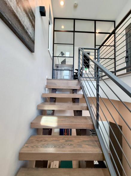 Building Photo - 513 Memorial Heights Dr