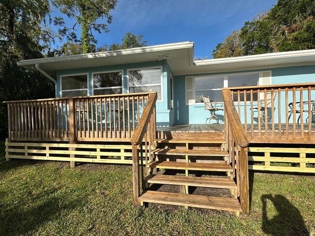 Building Photo - Beautiful 2Bed & 1Bath ON THE WATER in St....