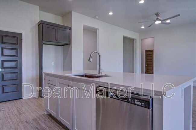 Building Photo - 207 Hope Ave