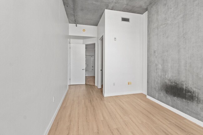Building Photo - NEW FLOORS! Spacious 2 Bedroom 2 Bathroom ...