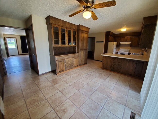 Building Photo - 3 bed 2.5 bath townhouse