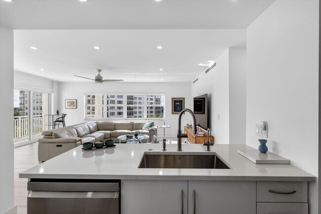 Building Photo - 1000 Lowry St