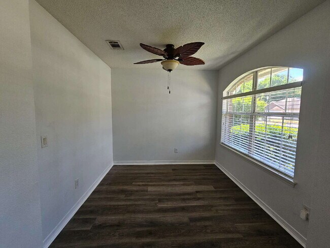 Building Photo - "Charming 3-Bedroom Gem with 2 Baths and 1,715 Sq Ft in Pensacola's Serene Airway Oaks"