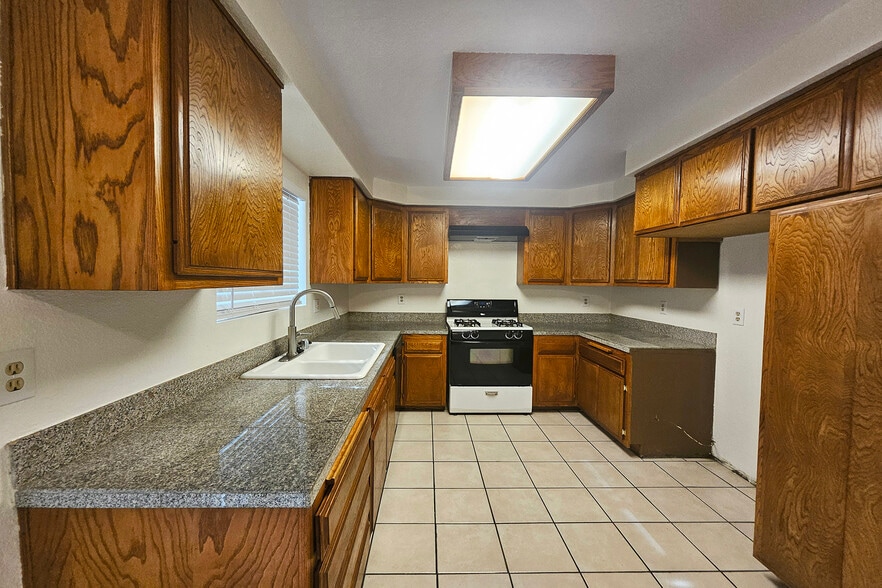 Building Photo - 7556 Thousand Oaks Dr