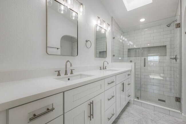 Building Photo - 2241 Meadow Lark Dr