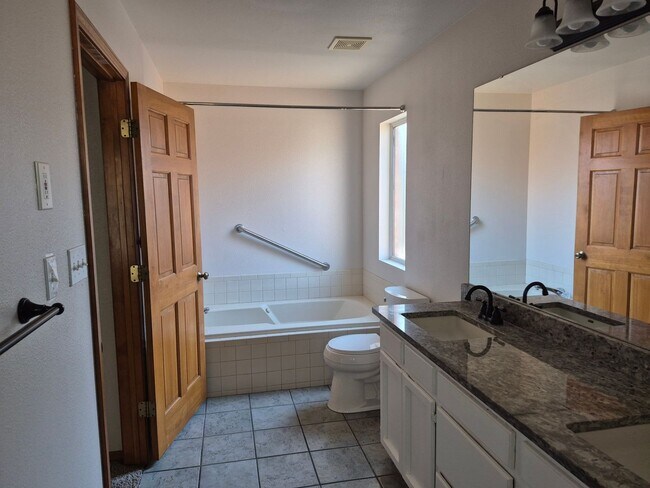 Building Photo - Spacious 3 bed/2 bath home in desired neig...