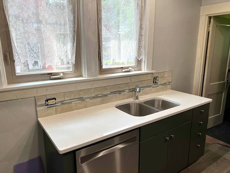 kitchen with dishwasher - 382 S Winebiddle St