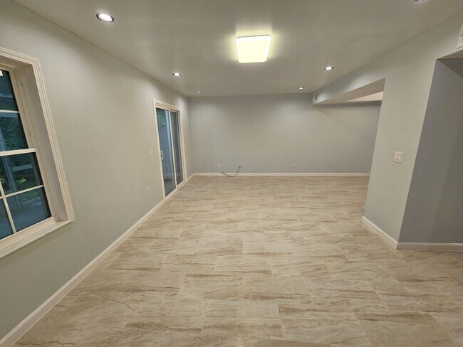 Building Photo - 35 Summercreek Dr