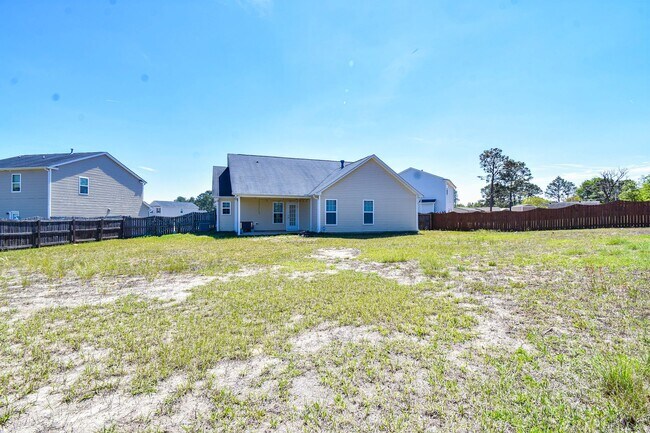 Building Photo - 3 Bedroom 2 Bath Home-Pets Allowed
