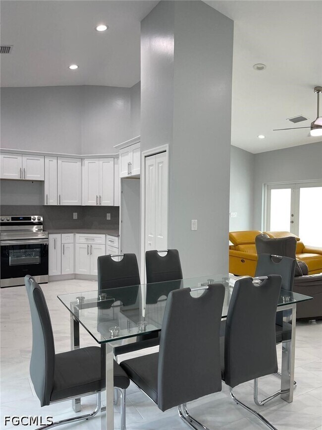 Building Photo - 132 SW 9th Ave