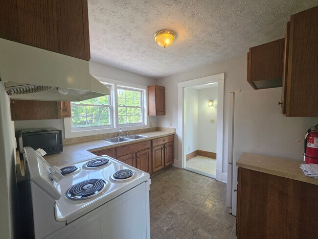 Building Photo - Kent 3 bedroom 1 bath Single Family Home