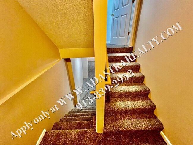 Building Photo - Beautiful Gardner Townhome-Available in MAY!!