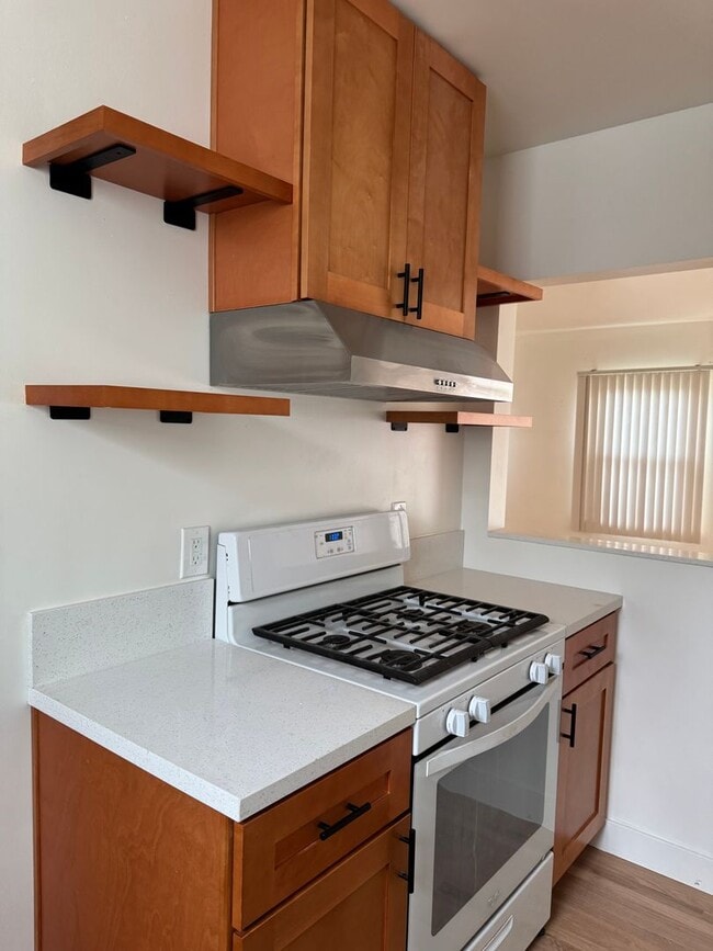 Building Photo - COMPLETELY REMODELLED 1 BEDROOM DUPLEX FOR LEASE!