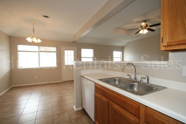 Building Photo - Close to Schools off of Chantz Drive!