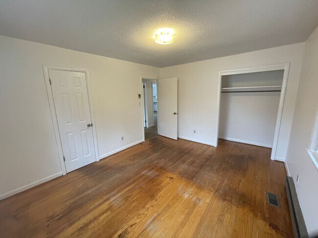 Building Photo - 3 bedroom 1.5 bath house available.   Pet friendly!