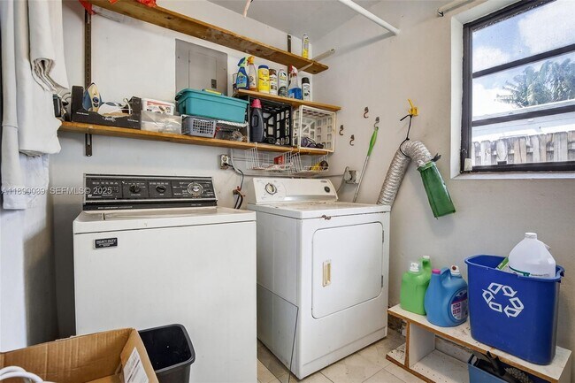 Building Photo - 160 NW 34th St