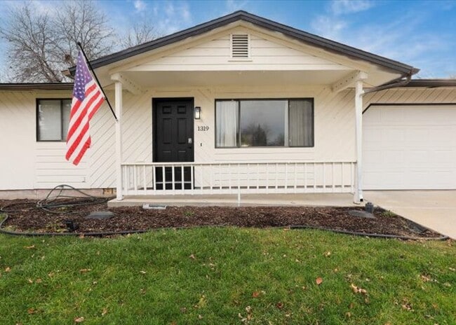 Building Photo - 1319 E Victory Rd