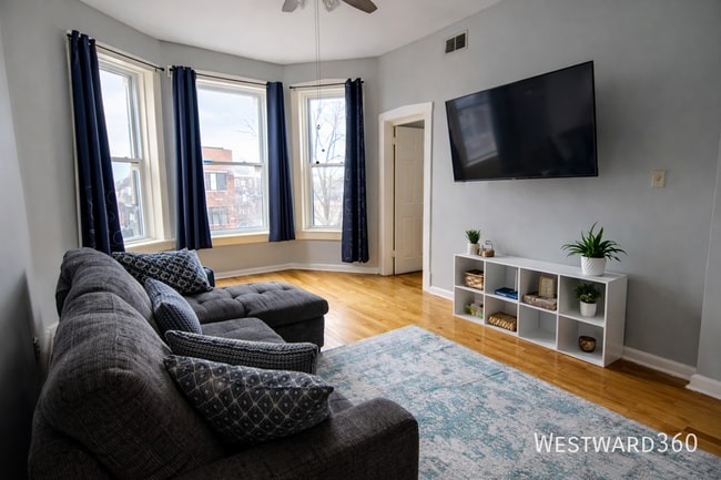 Building Photo - 1339 N Western Ave