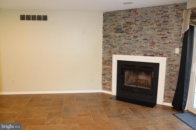 Building Photo - 323 Country Club Dr