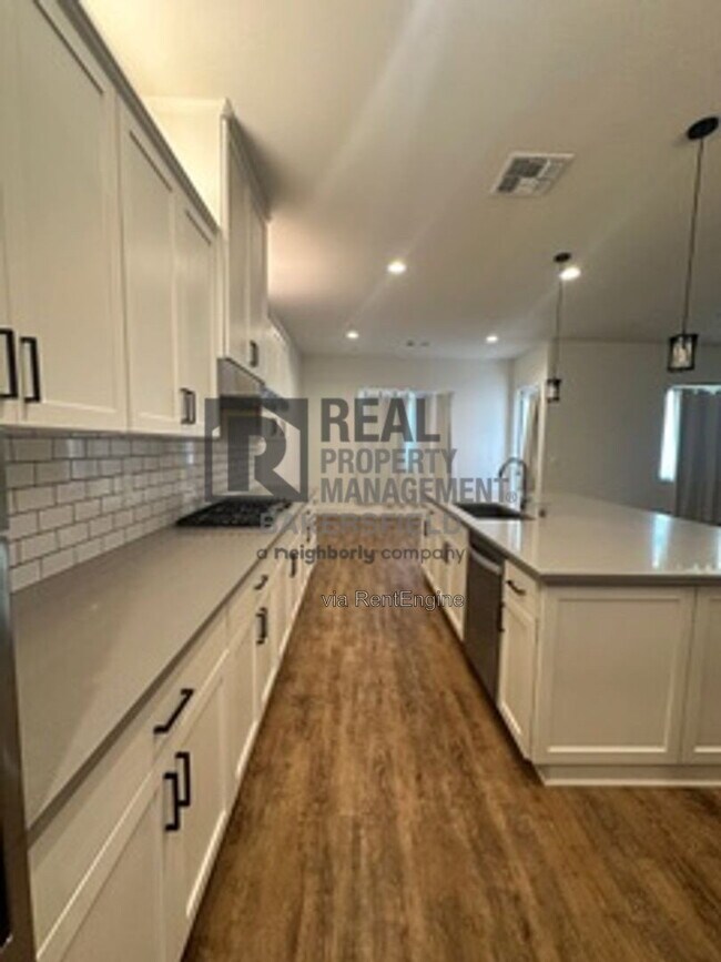 Building Photo - 823 Brookline Ln